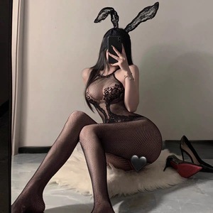 Un clash fulgurant! Collants résille sexy et amincissants, body transparent déchiré, et bas noirs élégants. - Product Image 3