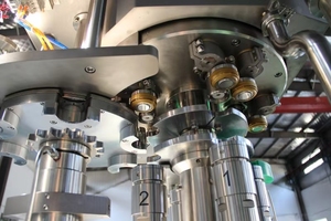 Máy đóng nắp tự động điện năng suất cao, linh kiện cốt lõi động cơ cho lon nước giải khát, tiếng ồn thấp, dễ vận hành - Product Image 2