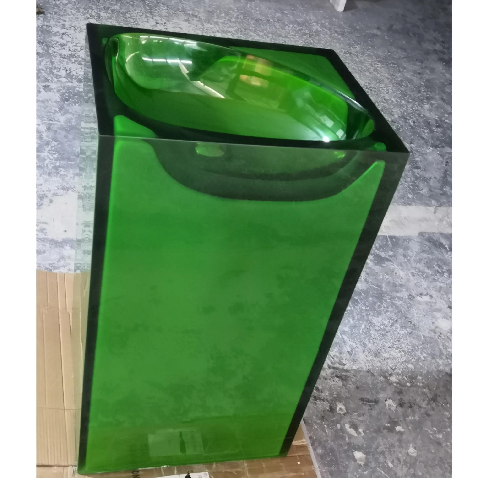 Modernes Design transparentes Sockel-Wäschebecken grüne Farbe freistehendes Becken Bodenständer Harz-Stein-Wäschebecken