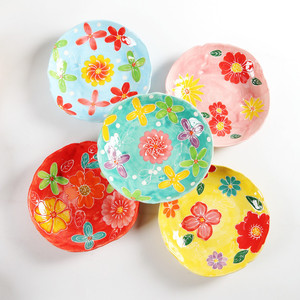 Platos de cerámica pintados a mano con flores, redondos, con acabado bajo esmalte, para fiestas. - Product Image 1