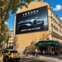 Écran LED IP66 étanche P6.67 haute luminosité 1080P HDR10 pour affichage extérieur monté sur colonne en acier, avec maintenance avant et arrière
