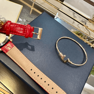 Reloj de pulsera con esfera redonda y movimiento de cuarzo con detalles de cristales móviles y correa de cuero con estampado de cocodrilo rojo para mujer Chopards - Product Image 3