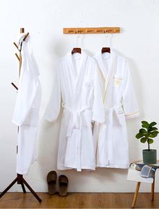 Peignoir en satin 100 % coton en gros – Robe de chambre printemps/été pour couples, salons de beauté et hôtels – Modèle exclusif - Product Image 1