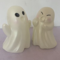 Paire d'ornements fantômes d'Halloween douillets, figurines de spectres blancs mignons pour la décoration d'automne de la maison, du cheminée, de la table et de la niche à livres
