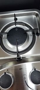 Estufa de Gas Integrada en Mesa para Vehículos Recreativos (RV), Dos en Uno, Alto BTU, con Protección Contra el Viento, Modelo RVS-04D de Acero Inoxidable - Product Image 3