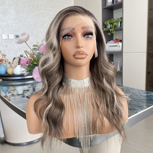 Perruques synthétiques HD 13x4 avec livraison express, blondes avec mèches châtain clair, résistantes à la chaleur, transparentes, avec une ligne de cheveux naturelle et douce - Product Image 1