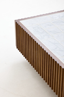Table basse carrée moderne en chêne et béton avec plateau en mosaïque à carreaux et base en bois cannelé pour salon