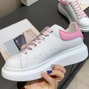 Zapatillas deportivas transpirables de malla blanca con cordones, ligeras, unisex, de superficie brillante, originales, de lujo, con suela gruesa para hombre - Product Image 5