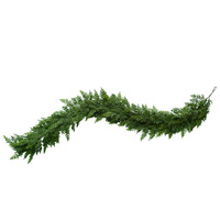 Guirlande de Noël artificielle en cèdre avec ornements dorés, nœud en velours rouge, et lianes de pin vertes sans neige pour la décoration des fêtes