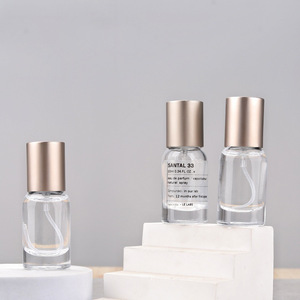 Flacon de parfum en verre transparent de 10 ml avec atomiseur à sertir et capuchon en aluminium pour usage en laboratoire - Product Image 1