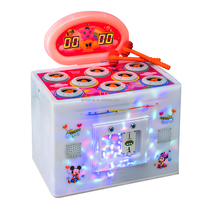 Les enfants à jetons du parc coloré ont frappé la machine de jeu de grenouille gopher
