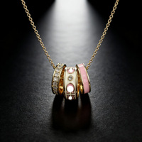 Collier de perles porte-bonheur à trois anneaux Kuos Classic haut de gamme pour femme, avec pendentif C en forme de visage souriant entièrement incrusté de zircons et motif CoA, motif bambou