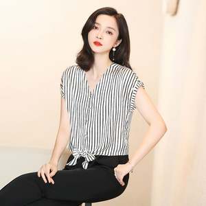 Chemise à boutons en soie à col en V à manches courtes pour femmes - Product Image 5