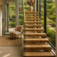 Système d'escalier flottant pour maison contemporaine avec des supports en acier minimisés et des marches en chêne de qualité supérieure