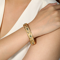 Bracelet jonc ouvert texturé en acier inoxydable plaqué or PVD 18 carats avec zircon vert vintage, étanche, pour femme - Article très prisé