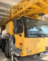 Grue d'occasion presque neuve Liebherr LTM1090-4.1 de 2016, 800 heures de fonctionnement, 15 tonnes de charge utile, 400 km d'autonomie.