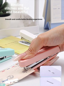 Mini <span class=keywords><strong>Agrafeuse</strong></span> Portable avec Agrafes, Petite <span class=keywords><strong>Agrafeuse</strong></span> Manuelle pour Étudiants, École, Bureau, Papeterie de Poche Mignonne - Product Image 1