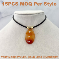 Collier en cuir élégant personnalisé de qualité supérieure avec pierre naturelle, perle d'eau douce baroque et breloque en acier inoxydable pour femme