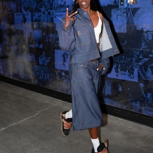 Conjunto de Mezclilla para Mujer con Logotipo Personalizado OEM, Chaqueta de Mezclilla Estilo Urbano Retro, Pantalones Cortos Holgados Tipo Cargo, 100% Algodón, Conjunto de Mezclilla Cruda Vintage - Product Image 2