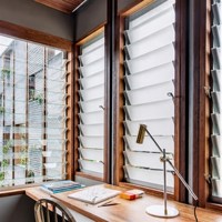 Fenêtre à jalousies en aluminium sur mesure avec lames de verre réglables pour le contrôle du flux d'air et la ventilation, idéale pour les projets de construction résidentielle