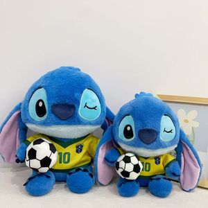 Peluche Carino di <span class=keywords><strong>Stitch</strong></span> <span class=keywords><strong>Blu</strong></span> con Pallone da Calcio, 4 Maglie Nazionali, Personaggio Anime, Decorazione per la Casa - Product Image 4