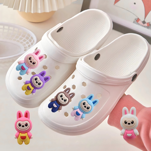 Boucles de chaussures détachables en forme de dessin animé avec breloques et décorations florales, accessoires DIY en caoutchouc PVC souple - Product Image 3