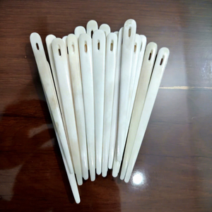 Aiguilles à coudre et à tisser en os de buffle de bonne qualité. Les aiguilles présentent un grand chas et une finition blanche polie au meilleur prix. - Product Image 1