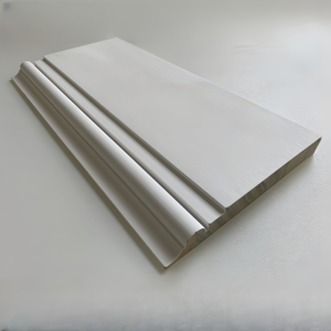Moulures d'architravure pour intérieur, apprêt blanc, moulures en bois de pin, plinthes en bois à joint en dentelle, plinthes de sol - Product Image 1
