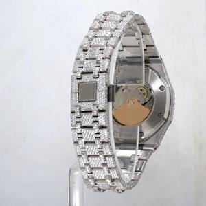 Reloj de Acero Inoxidable con Diamantes VVS y Logotipo Personalizado de Diseño Único, con Manecillas Luminosas para Uso Nocturno, Disponible a Precio de Mayoreo - Product Image 4