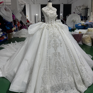 Vestido de Novia Moderno y Elegante XSS303, Estilo Halter sin Mangas, Corte Imperio, Cola de Capilla, con Lentejuelas, Flores, Encaje y Apliques de Cristal - Product Image 2