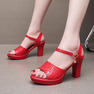 Xuanhui Nouveaux Styles Grande Taille 43 Chaussures et Sandales à <span class=keywords><strong>Talon</strong></span> Haut de 8 cm en Cuir Vernis à Bout Ouvert pour Femmes - Product Image 1