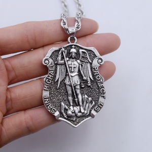 Collar con Colgante de San Miguel Arcángel, Joyería Cristiana de Moda para Hombre - Product Image 2
