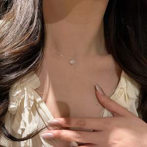 Boucles d'oreilles en argent pur S925, élégantes, légères, de luxe, de qualité supérieure, avec perle violette princesse et diamant rond, avec collier à quatre griffes - Product Image 2