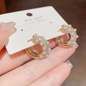 Pendientes de aro brillantes en forma de C de perla de imitación de circón coreano a la moda para regalo de accesorios de moda de mujer de gama alta versátil - Product Image 3