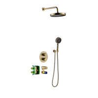 Mitigeur de douche thermostatique contemporain à double poignée en laiton brossé, avec pommeau de douche rectangulaire encastré mural à jet doux effet pluie