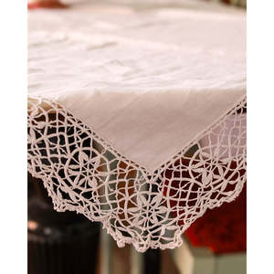 Centro de Mesa Cuadrado con Encaje Hecho a Mano y Pequeño Bordado en la Esquina 75x75 cm - Product Image 1