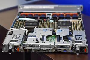 Serveur Dell PowerEdge R770 avec processeur Intel Xeon, serveur en rack 2U à double socket, garantie de 3 ans - Product Image 3