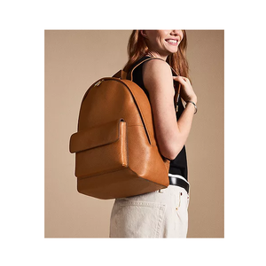 Mochila compacta de viaje 100% cuero genuino para mujer con compartimentos organizados y acabado elegante - Product Image 5