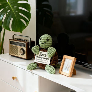 צעצוע כיס סרוג בעבודת יד - צפרדע/פאג חמודים ממולאים בכרטיס עם מסר חיובי, צעצוע קטיפה לעיצוב הבית, מתנה לילדים/מבוגרים - Product Image 2