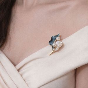 [Salon international de bijoux de Hong Kong] Broche asymétrique en émail Azure Ripple avec perle d'eau douce et nacre - Product Image 4