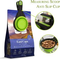 Accessoires pour animaux de compagnie, nouvelle cuillère pliante en silicone multifonctionnelle pour aliments pour animaux de compagnie avec pince et tasse à mesurer, cuillère pour aliments pour chats et chiens, vente en gros