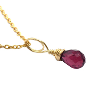 Collier pendentif fait main en argent sterling 925 plaqué or 18 carats avec pierre grenat en forme de goutte, chaîne ajustable et tendance