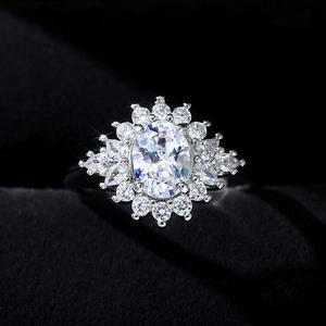 Anello di Fidanzamento F738 per Donna in Argento con Diamante Ovale Coltivato in Laboratorio e Diamanti Laterali Colore G - Product Image 3