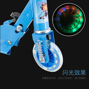 Monopattino per Bambini a Prezzo Economico, Tre Ruote Lampeggianti, Design Accattivante, Facile da Usare, Ottimo Regalo per Ragazzi e Ragazze - Product Image 5