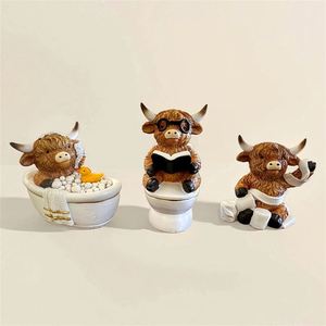 Figura de Vaca Highland de Resina - Decoración Única para Bañera, Regalo de Navidad - Product Image 4