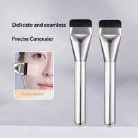 Pinceau de maquillage en fibre artificielle en forme de croissant avec manche en plastique, tête plate ultra-fine pour fond de teint liquide