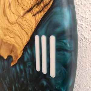 Elegante Reloj de Pared de Resina y Madera, Contemporáneo, Hecho a Mano, Duradero, Elegante y Funcional, Perfecto para Sala de Estar o Dormitorio - Product Image 2