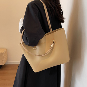 New Arrival 2025 Women Red <b>Tote</b> Bag Simple Fashion Large Capacity Shoulder Handbag Elegant Bridesmaid Purse - Product Image 4