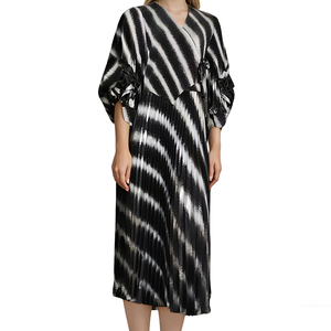 <span class=keywords><strong>Issey</strong></span> Miyake plissettato tinta unita per le donne taglie forti nuova collezione di alta qualità argento brillante diagonale lungo il pavimento - Product Image 3