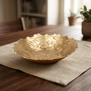 Assiette décorative en métal faite à la main avec motif végétal gravé, forme irrégulière, design traditionnel chinois - Product Image 4